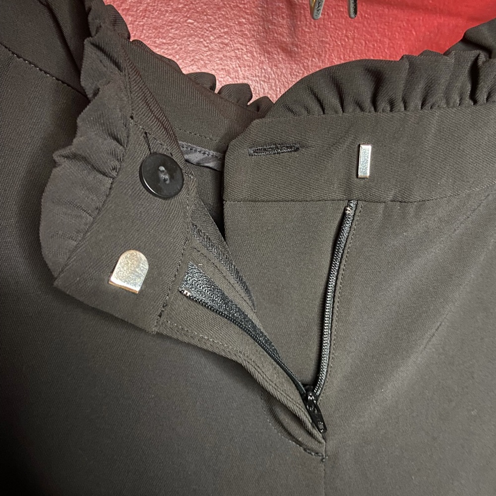 NEVER WORN! RUFFLE WAIST/POCKET cigarette dress pant.